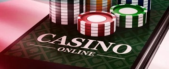En mobiltelefon med spelmarker på sig och texten "Casino Online."
